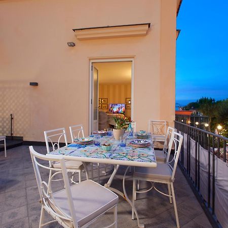 Amore Rentals - Appartamento Terrazza Tasso سورينتو المظهر الخارجي الصورة